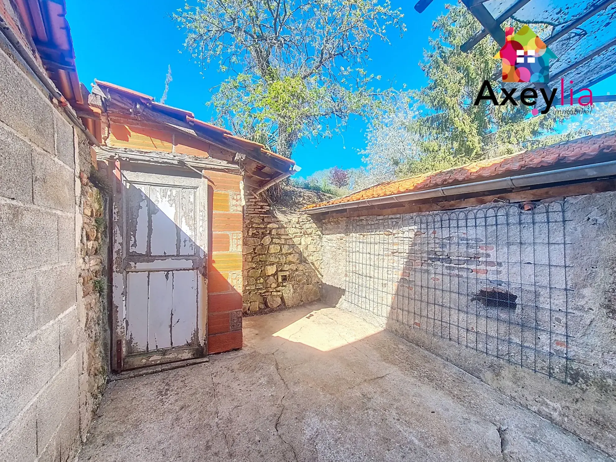 Maison à vendre à Melay (71) avec 3 chambres, garage et cour 