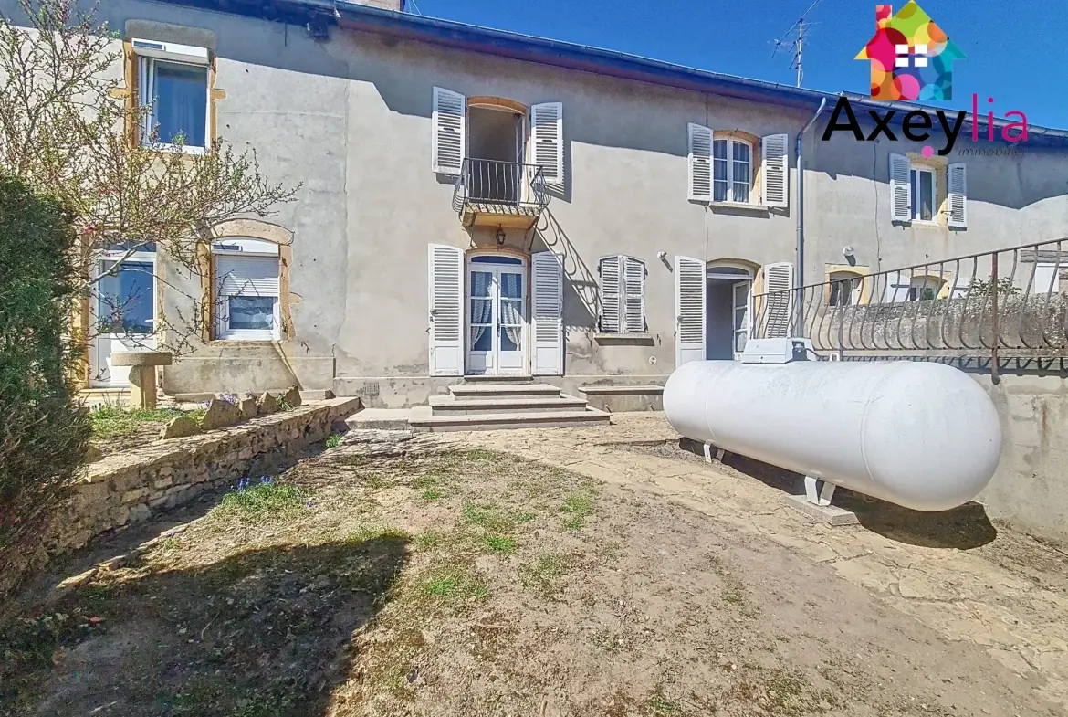 Maison à vendre à Melay (71) avec 3 chambres, garage et cour 