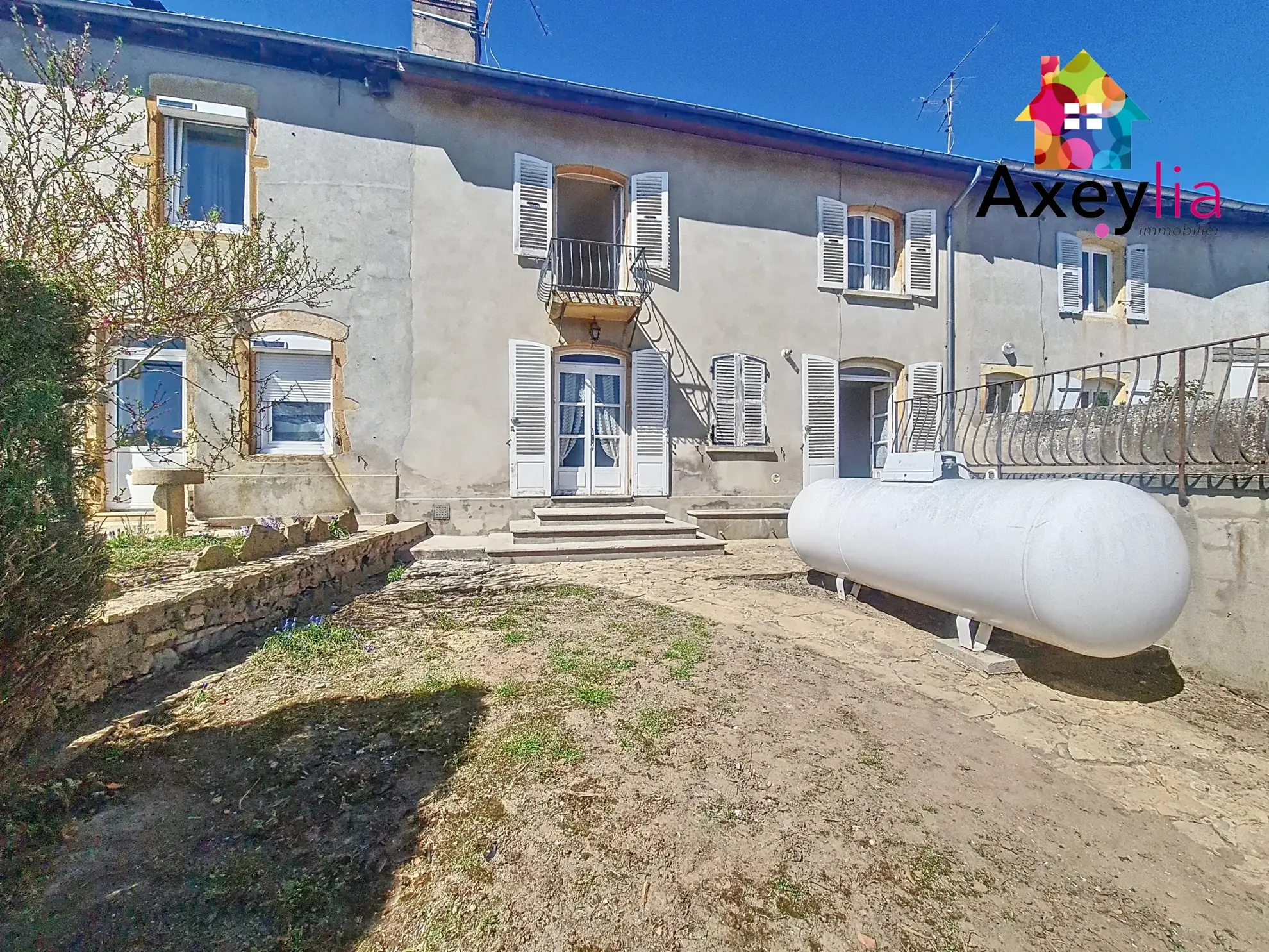 Maison à vendre à Melay (71) avec 3 chambres, garage et cour 