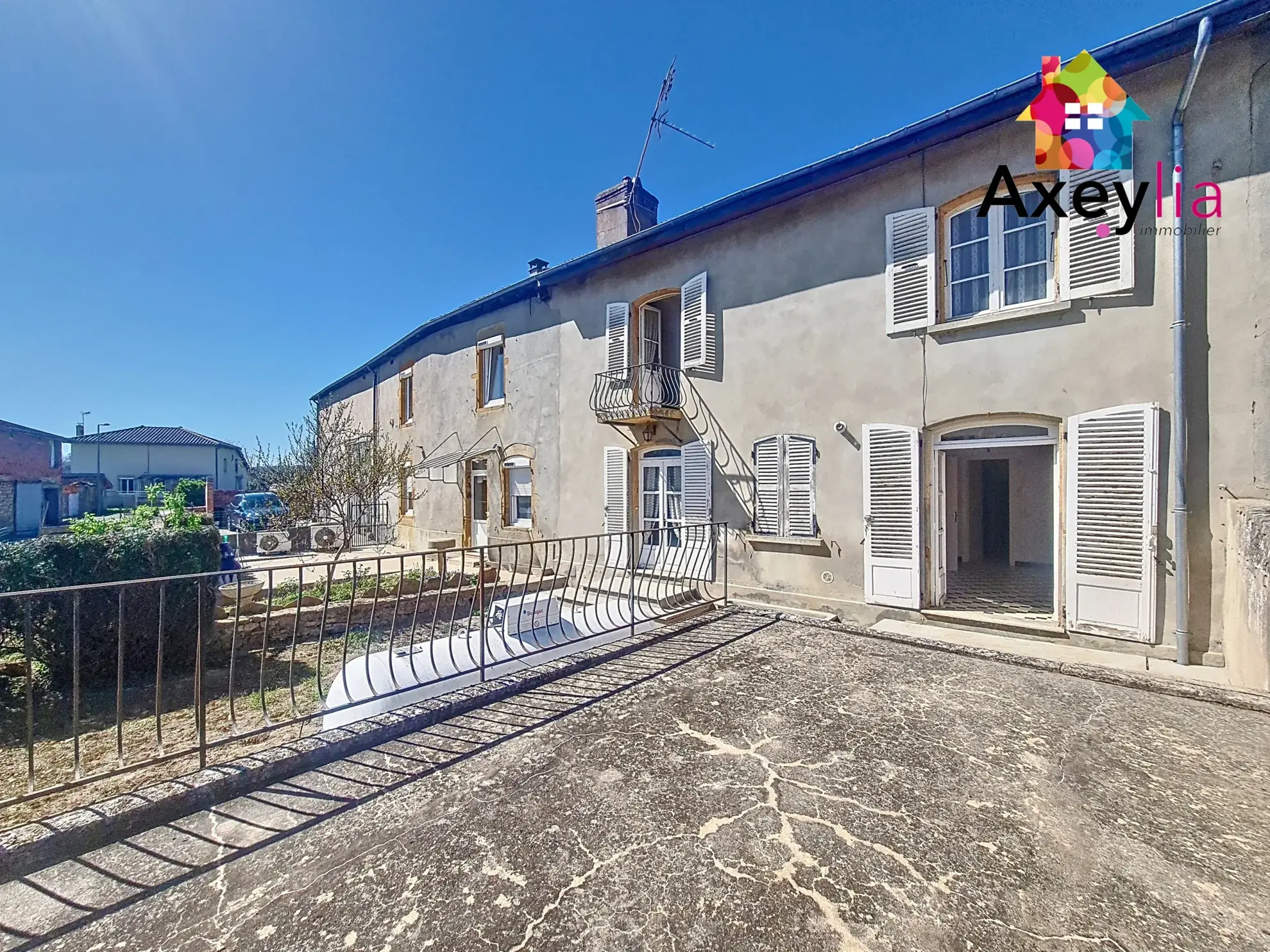 Maison à vendre à Melay (71) avec 3 chambres, garage et cour 