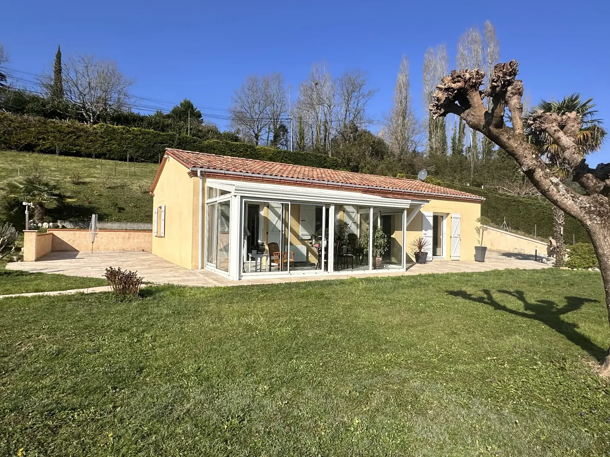 Villa contemporaine à Villeneuve-sur-Lot avec 3 chambres et jardin clos de 1910 m² 