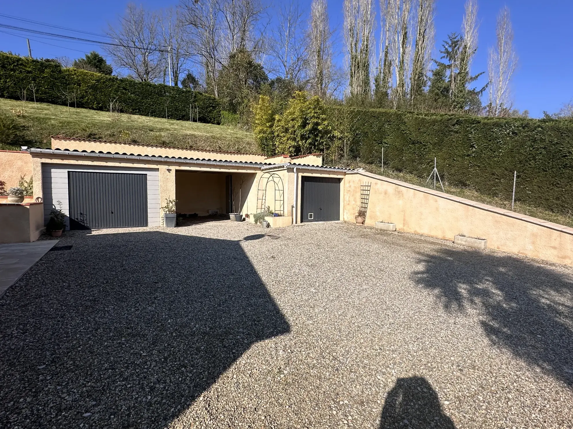 Villa contemporaine à Villeneuve-sur-Lot avec 3 chambres et jardin clos de 1910 m² 