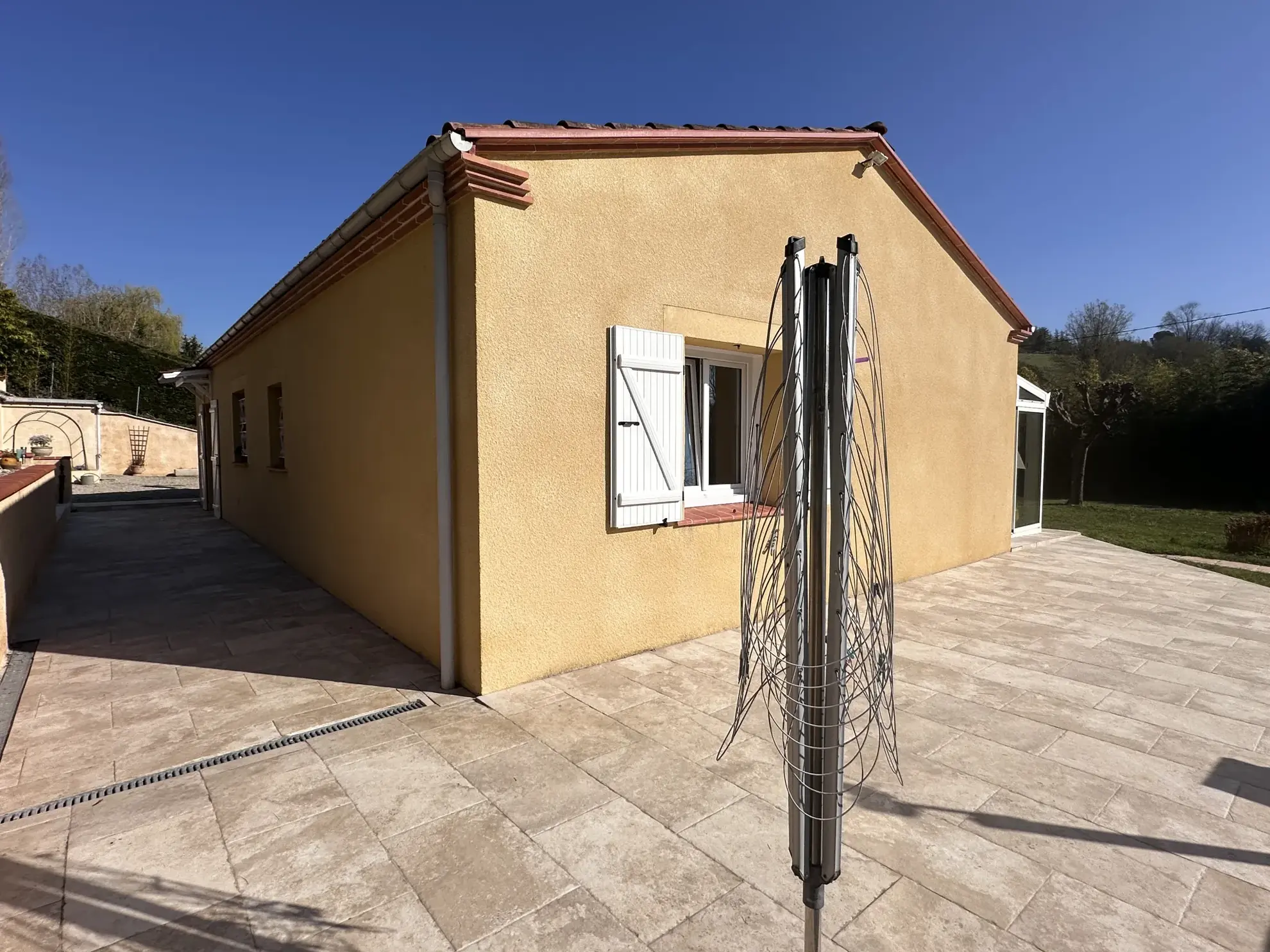 Villa contemporaine à Villeneuve-sur-Lot avec 3 chambres et jardin clos de 1910 m² 