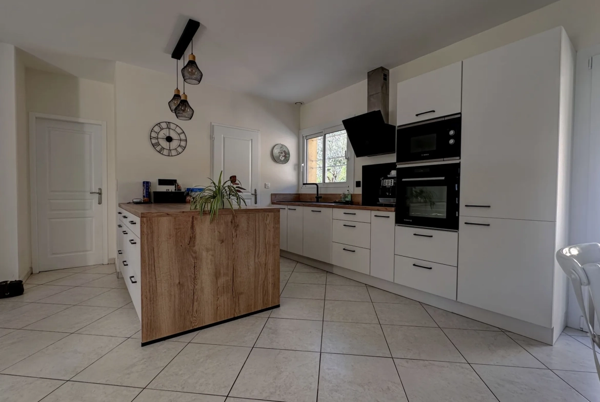 Villa contemporaine à Villeneuve-sur-Lot avec 3 chambres et jardin clos de 1910 m² 