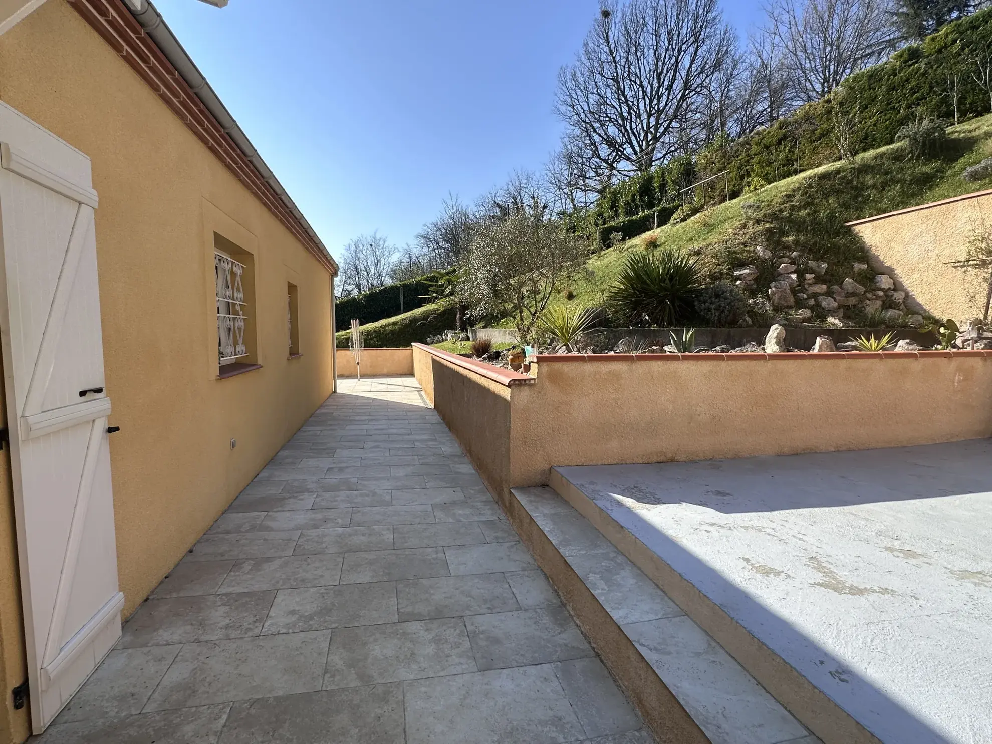 Villa contemporaine à Villeneuve-sur-Lot avec 3 chambres et jardin clos de 1910 m² 