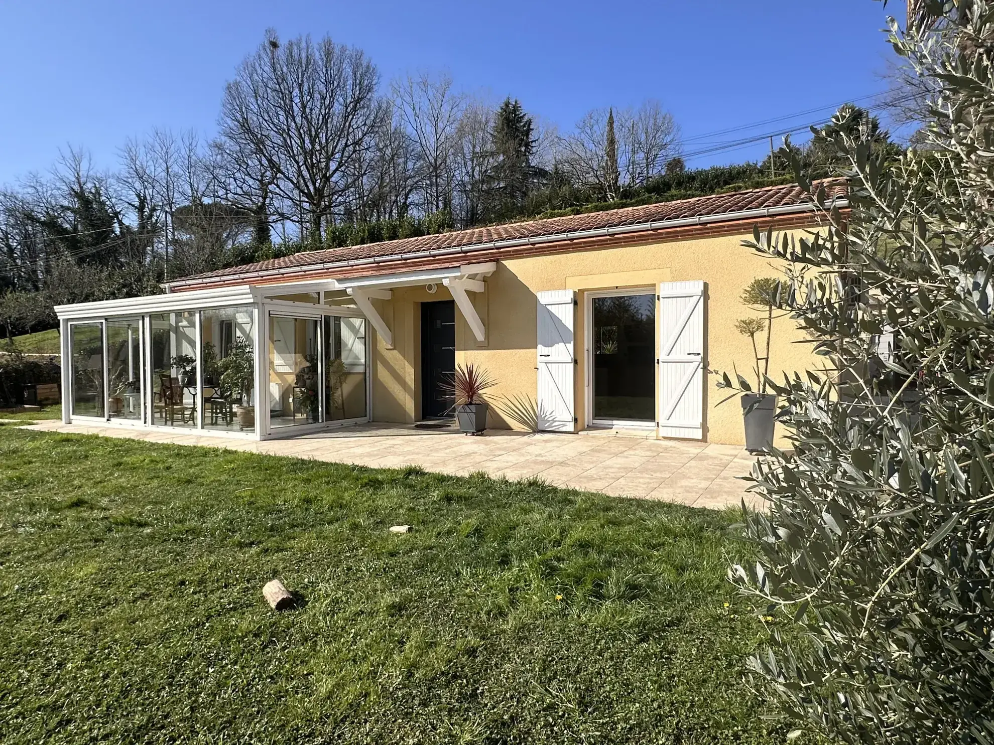 Villa contemporaine à Villeneuve-sur-Lot avec 3 chambres et jardin clos de 1910 m² 