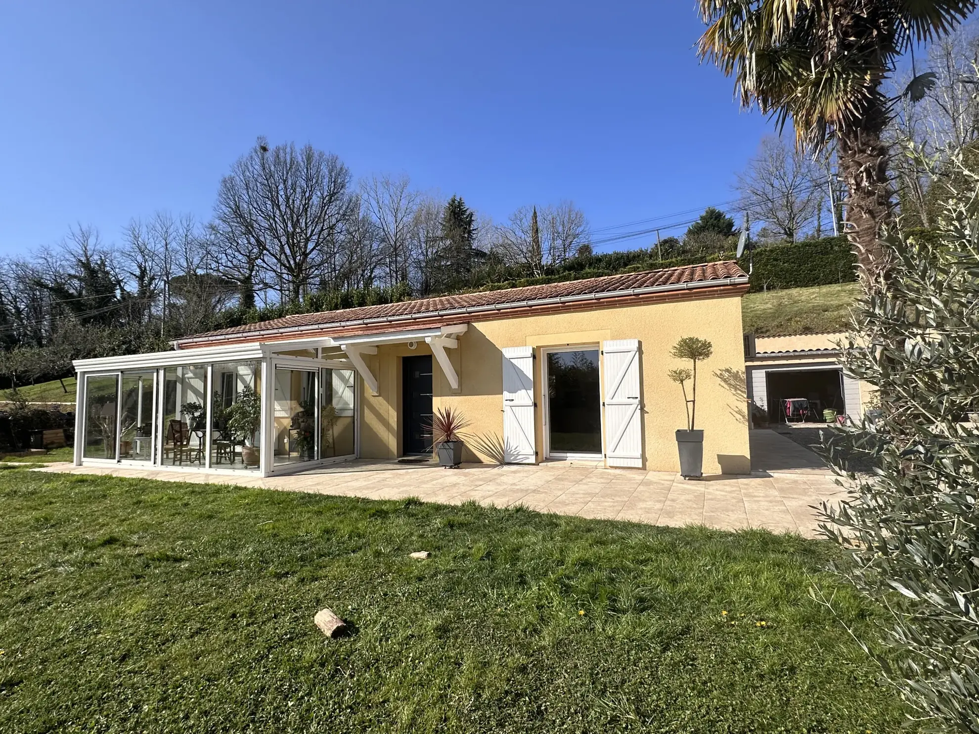 Villa contemporaine à Villeneuve-sur-Lot avec 3 chambres et jardin clos de 1910 m² 