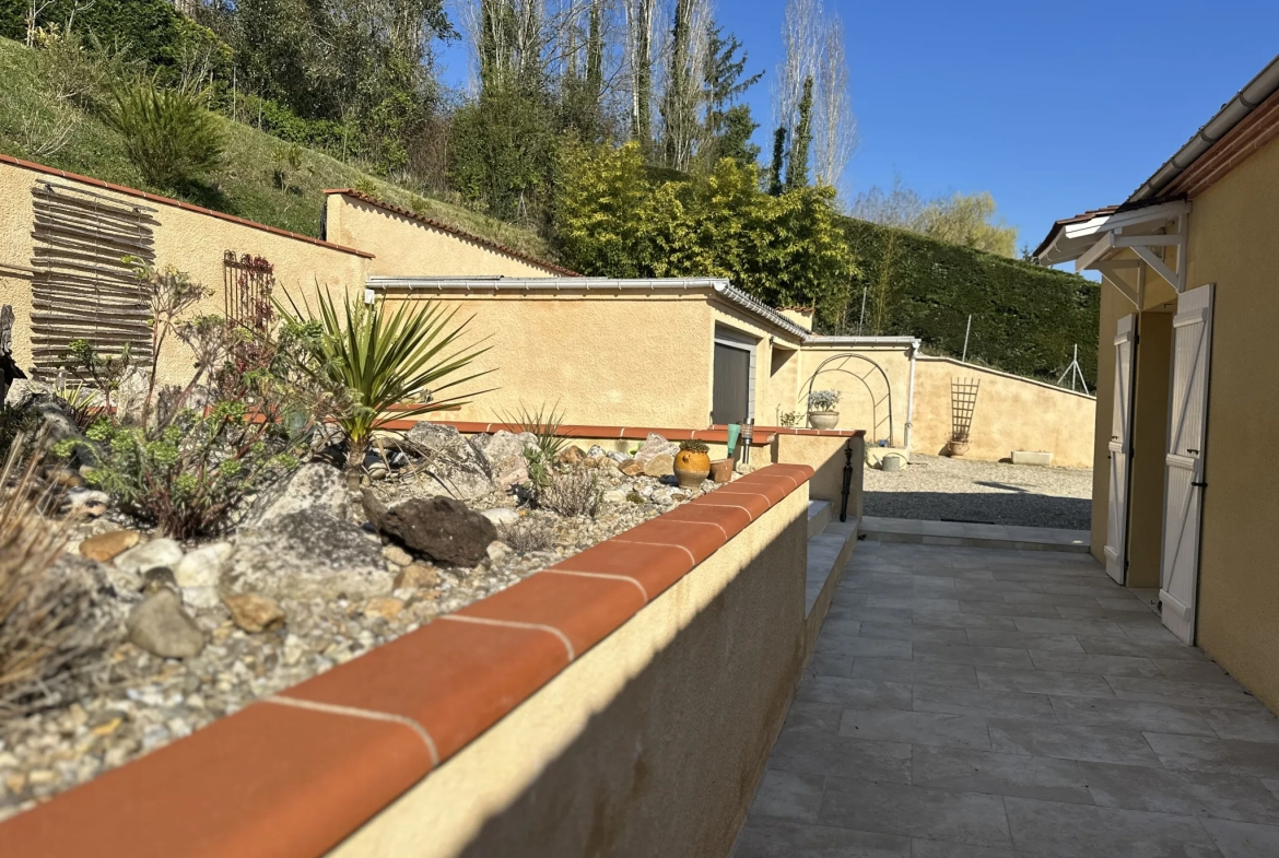 Villa contemporaine à Villeneuve-sur-Lot avec 3 chambres et jardin clos de 1910 m² 