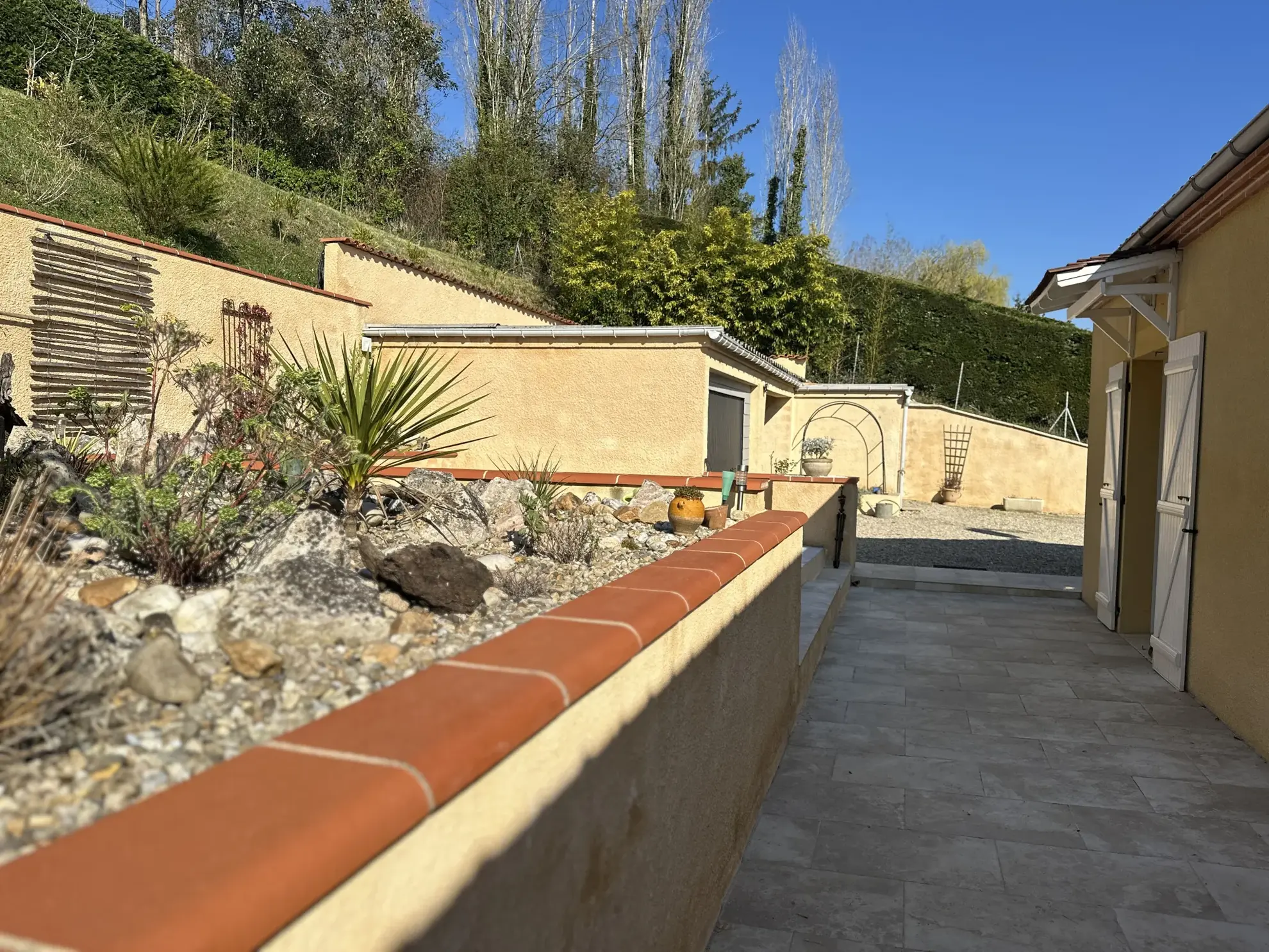 Villa contemporaine à Villeneuve-sur-Lot avec 3 chambres et jardin clos de 1910 m² 