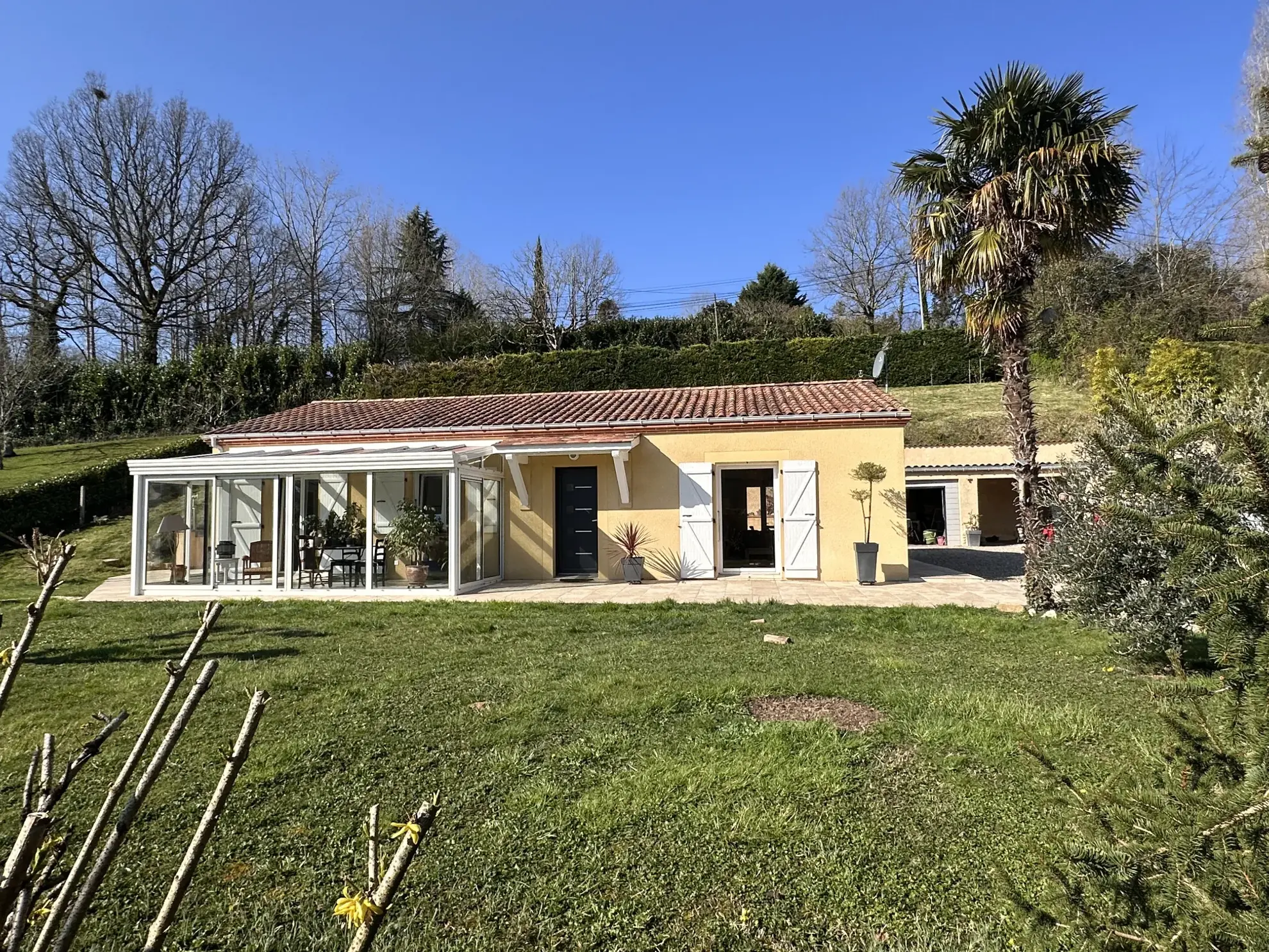 Villa contemporaine à Villeneuve-sur-Lot avec 3 chambres et jardin clos de 1910 m² 
