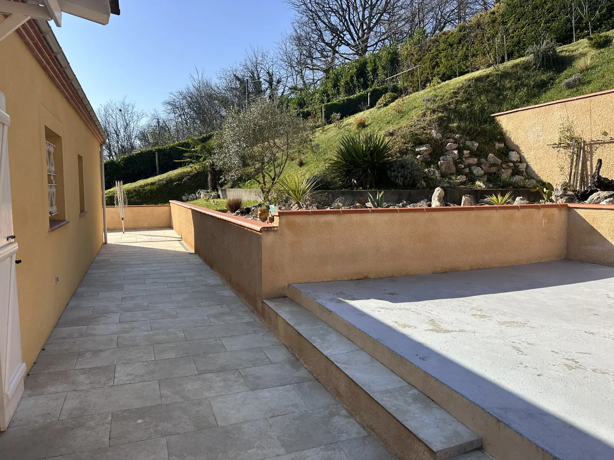Villa contemporaine à Villeneuve-sur-Lot avec 3 chambres et jardin clos de 1910 m² 