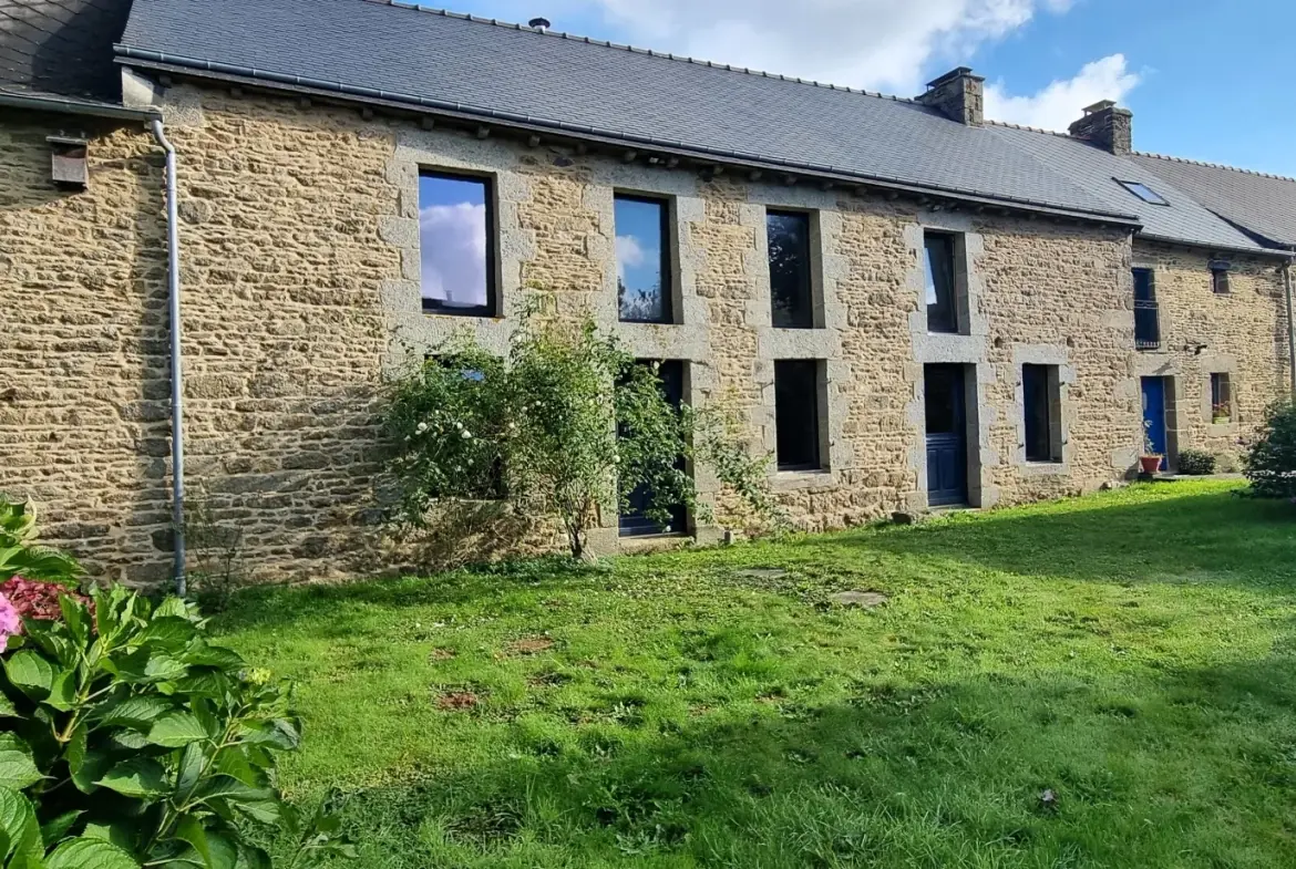 Magnifique longère de 5 pièces avec gîte indépendant à Ménéac, près de Rennes 