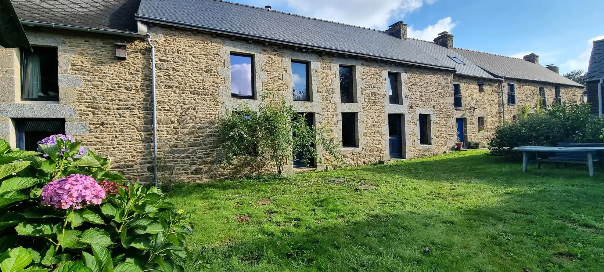 Magnifique longère de 5 pièces avec gîte indépendant à Ménéac, près de Rennes 