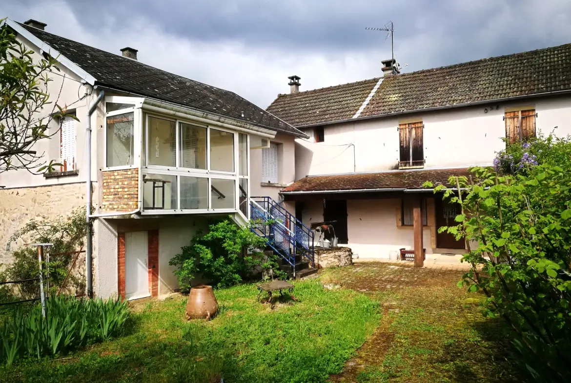 À vendre à Semelay deux maisons sur parcelle de 377 m² avec jardin et garage 