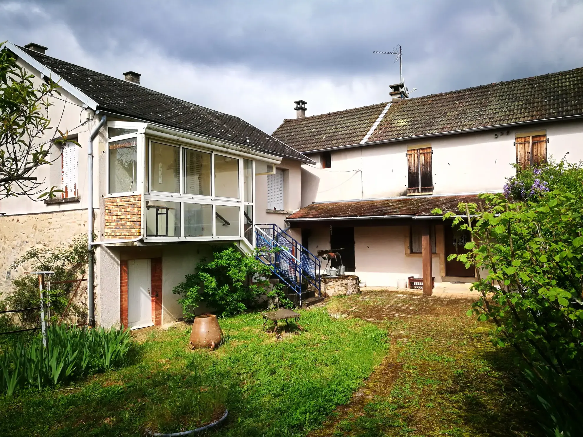 À vendre à Semelay deux maisons sur parcelle de 377 m² avec jardin et garage 