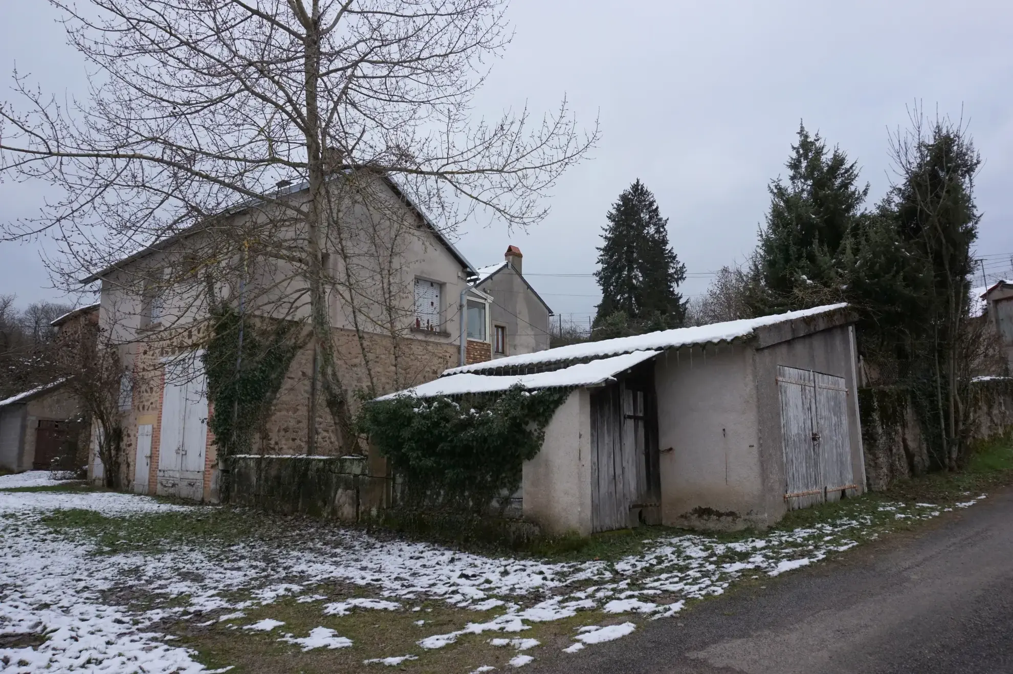 À vendre à Semelay deux maisons sur parcelle de 377 m² avec jardin et garage 
