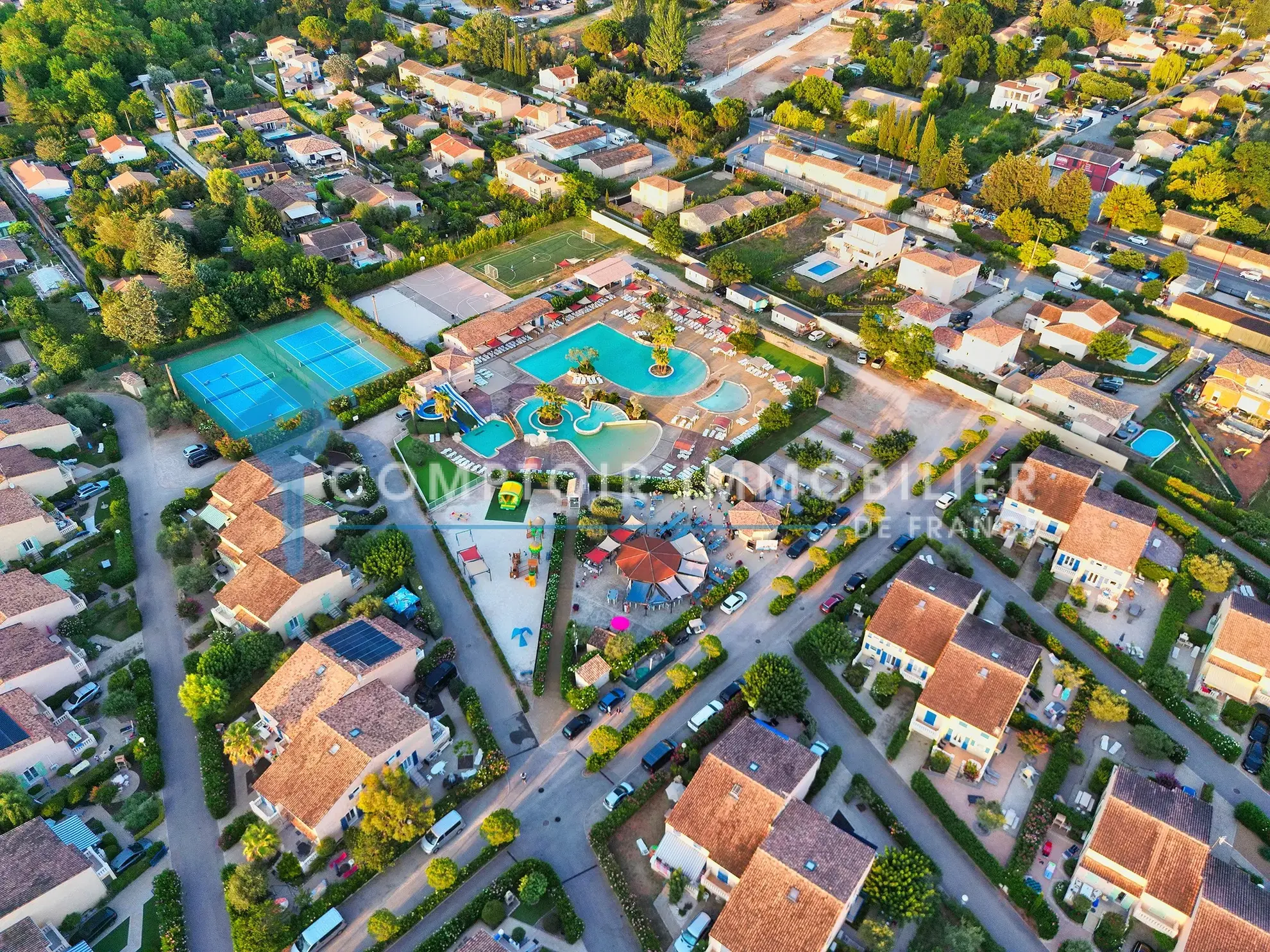 Ensemble immobilier avec maison et local d'activités à Grazac, proche Toulouse 