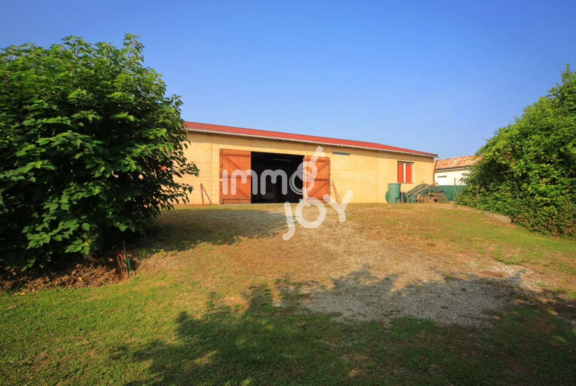 Ensemble immobilier avec maison et local d'activités à Grazac, proche Toulouse 