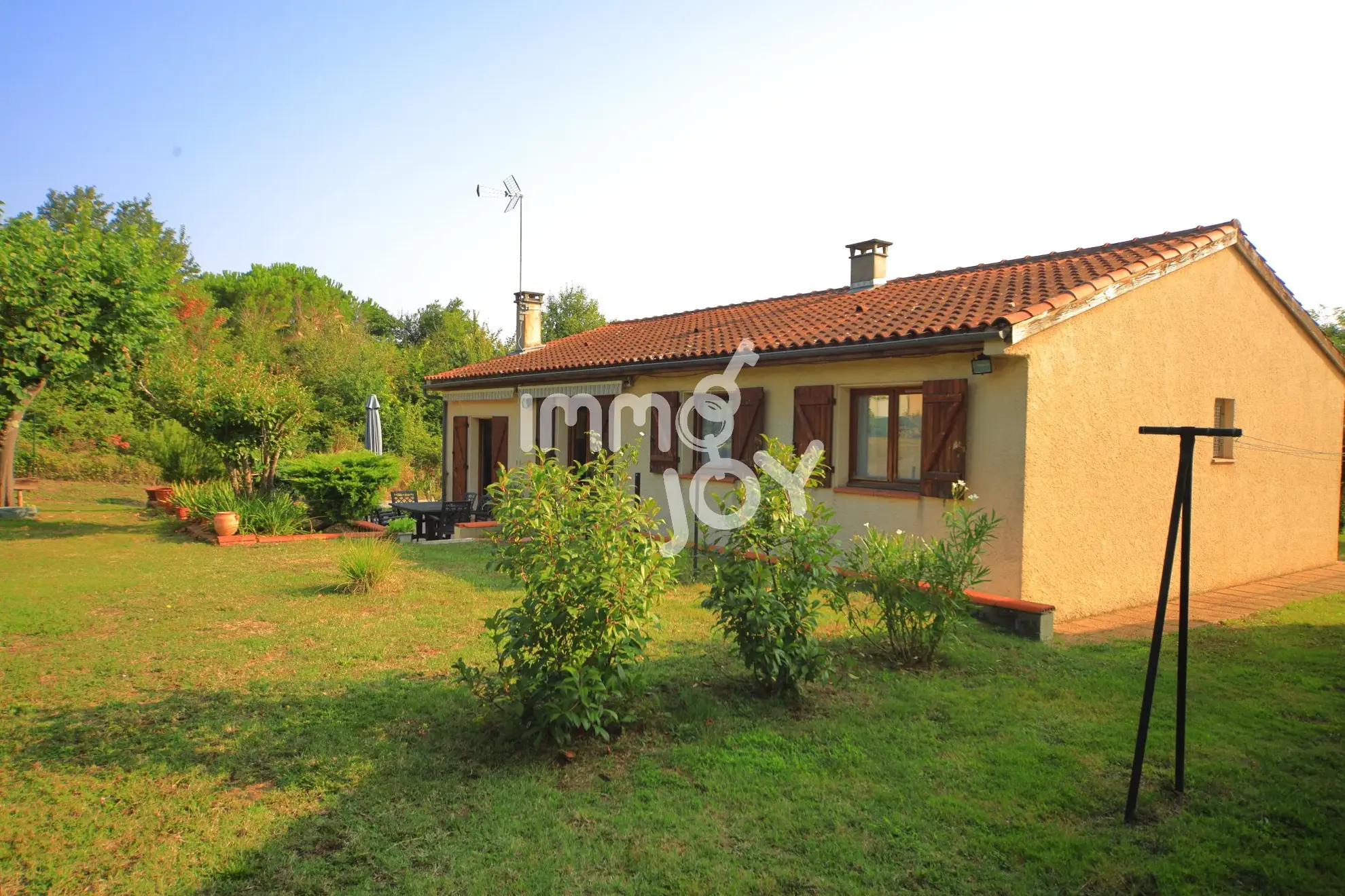 Ensemble immobilier avec maison et local d'activités à Grazac, proche Toulouse 