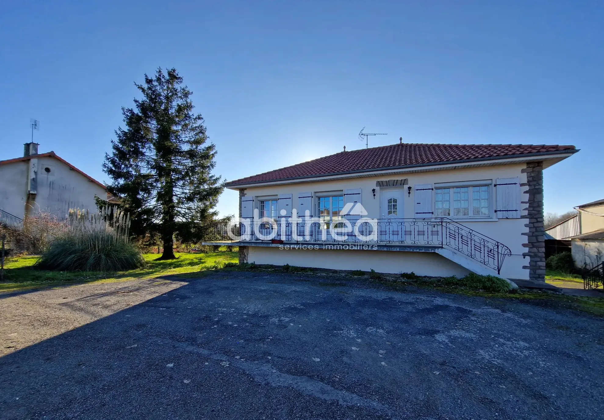 Maison à Roumazières Loubert avec dépendance, garage et terrain de 1200 m² 