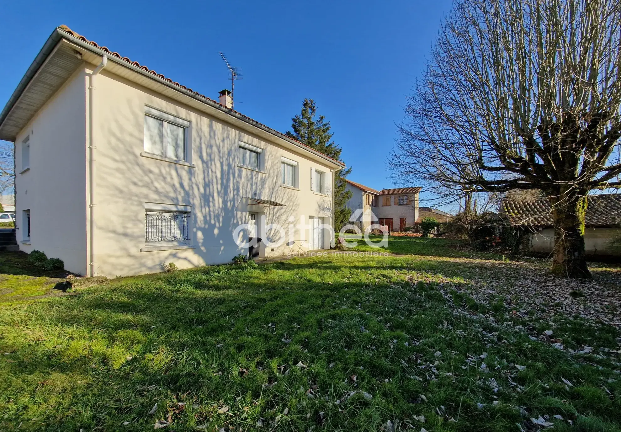 Maison à Roumazières Loubert avec dépendance, garage et terrain de 1200 m² 