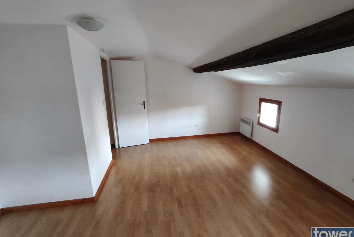 Maison rénovée de 70 m² avec terrasse et garage dans village des Corbières 