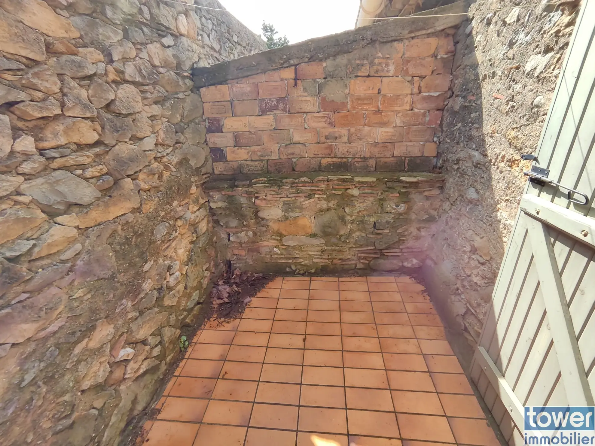 Maison rénovée de 70 m² avec terrasse et garage dans village des Corbières 