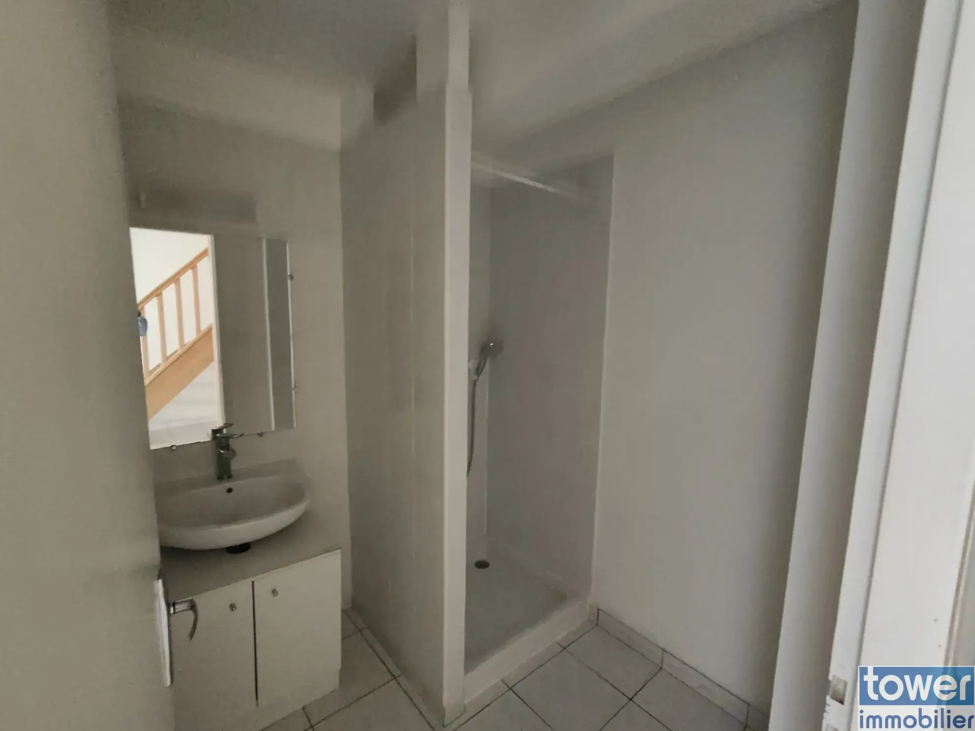Maison rénovée de 70 m² avec terrasse et garage dans village des Corbières 