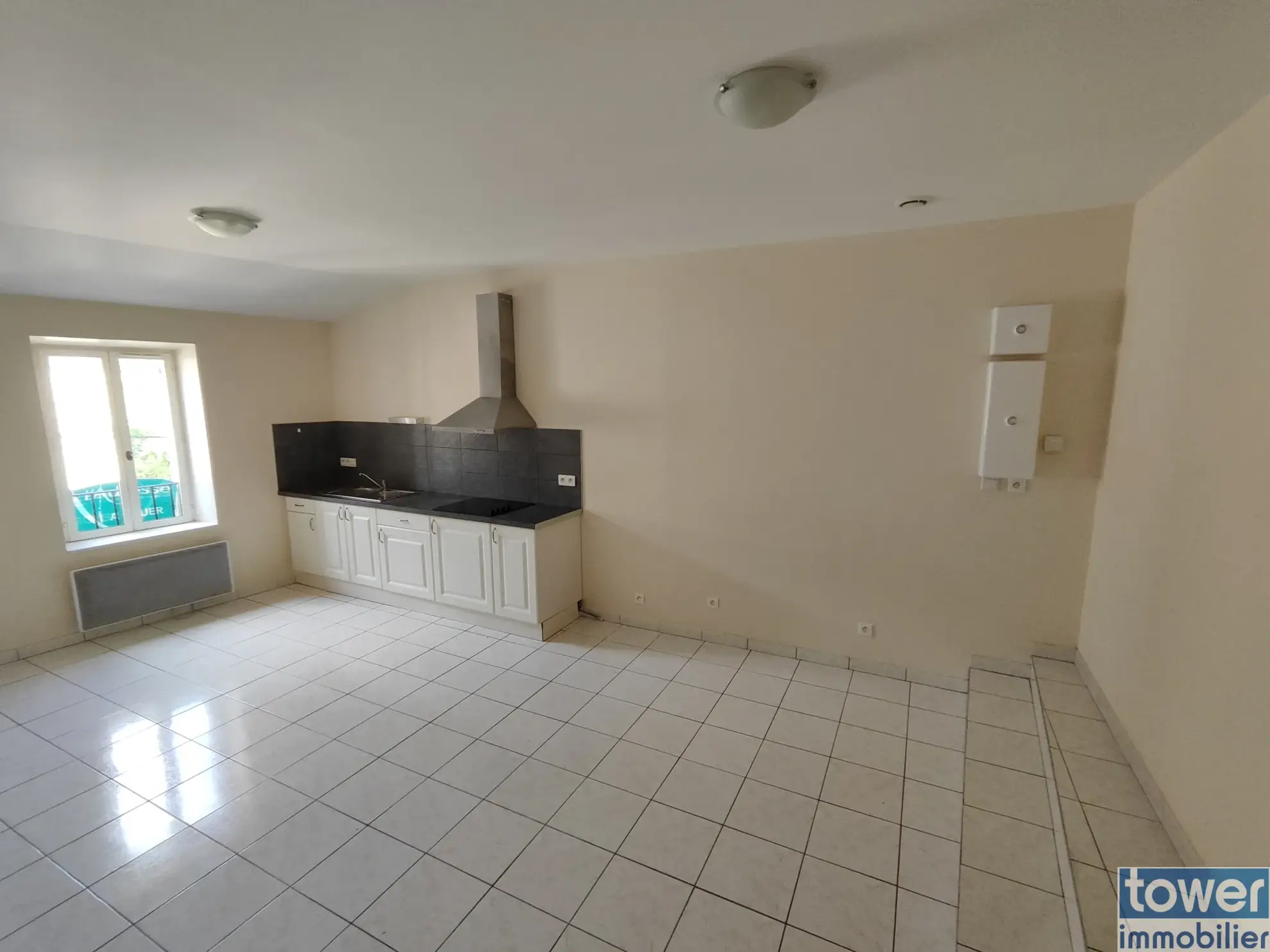 Maison rénovée de 70 m² avec terrasse et garage dans village des Corbières 