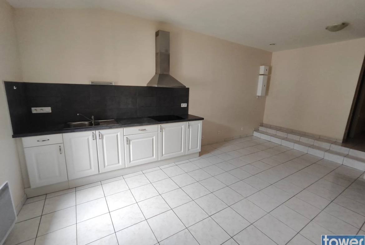 Maison rénovée de 70 m² avec terrasse et garage dans village des Corbières 