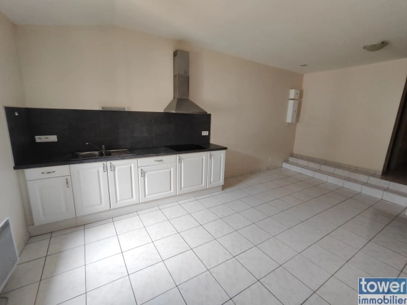 Maison rénovée de 70 m² avec terrasse et garage dans village des Corbières