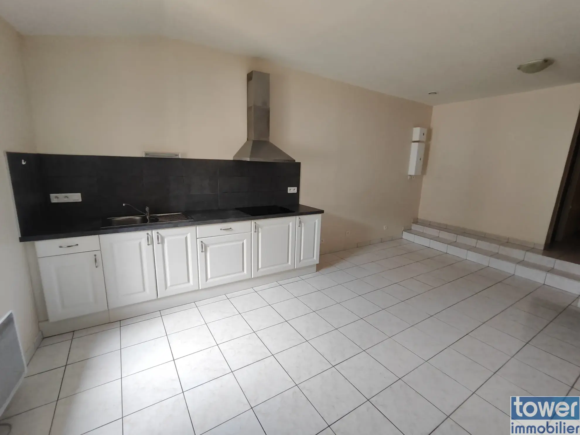 Maison rénovée de 70 m² avec terrasse et garage dans village des Corbières 