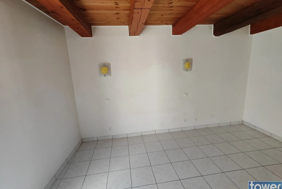 Maison rénovée de 70 m² avec terrasse et garage dans village des Corbières 