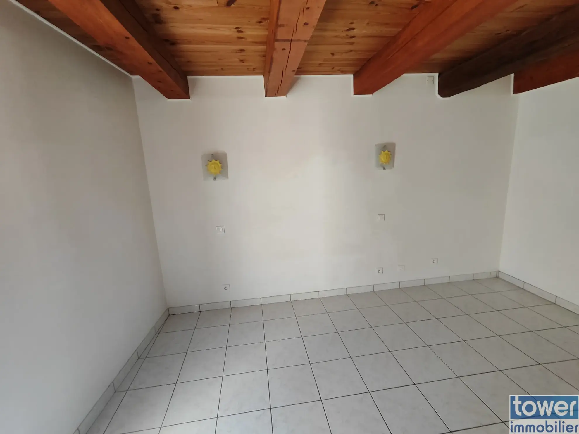 Maison rénovée de 70 m² avec terrasse et garage dans village des Corbières 