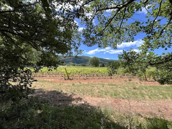 Terrain constructible de 1800 m2 à Rustrel, vue dégagée en zone UC