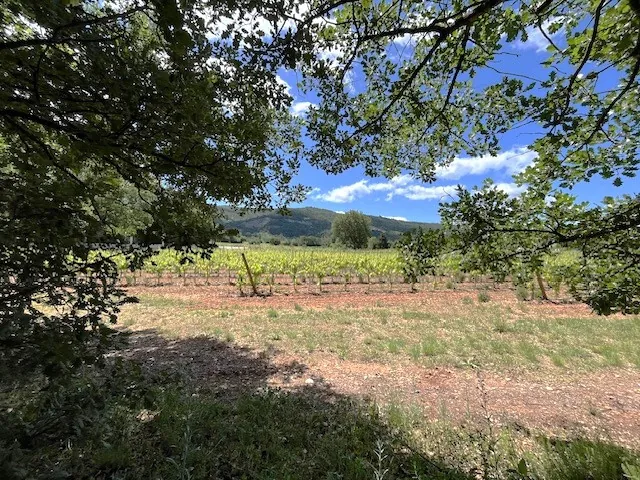 Terrain constructible de 1800 m2 à Rustrel, vue dégagée en zone UC