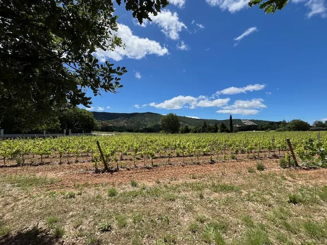 Terrain constructible de 1800 m2 à Rustrel, vue dégagée en zone UC 