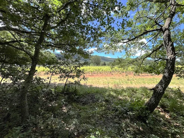 Terrain constructible de 1800 m2 à Rustrel, vue dégagée en zone UC 