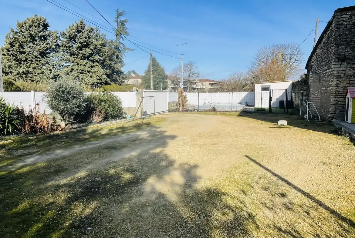 Maison rénovée de 105 m² avec piscine à Neuville de Poitou 