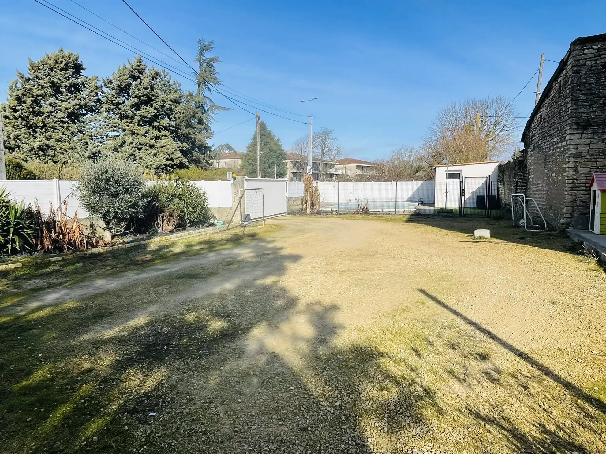 Maison rénovée de 105 m² avec piscine à Neuville de Poitou 