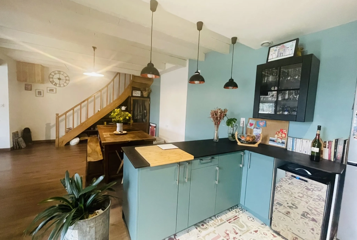 Maison rénovée de 105 m² avec piscine à Neuville de Poitou 