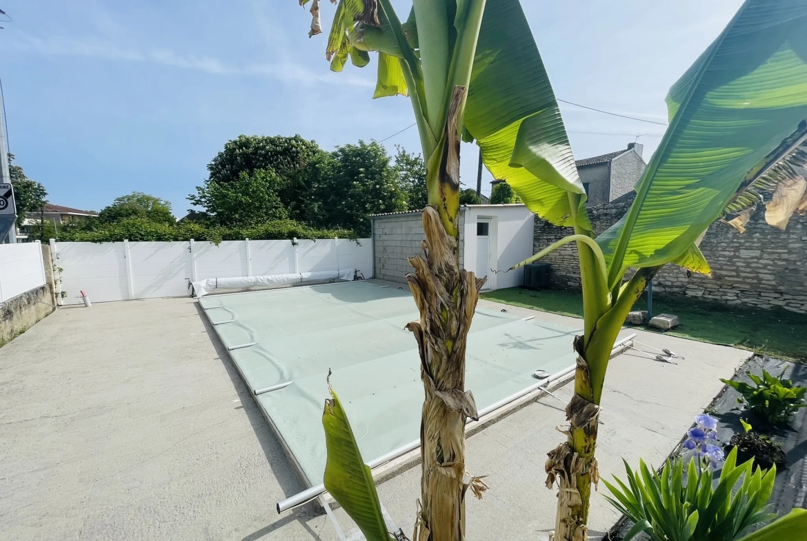 Maison rénovée de 105 m² avec piscine à Neuville de Poitou 