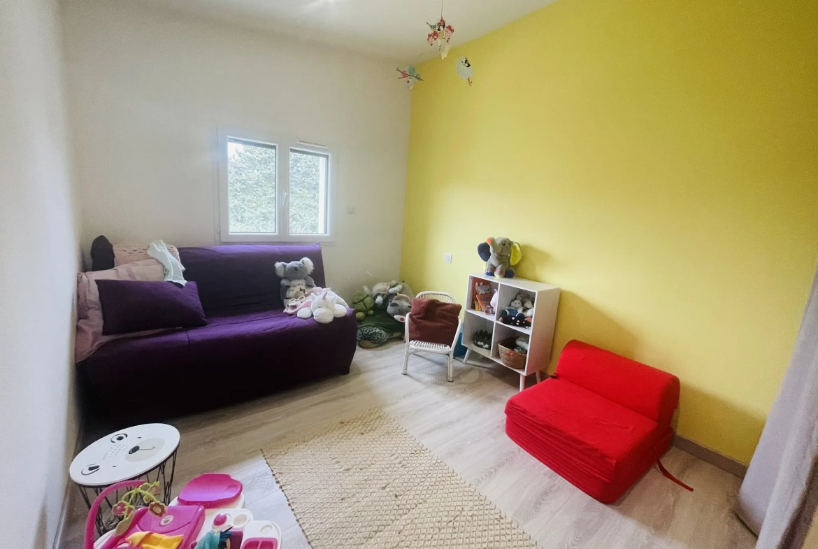 Maison rénovée de 105 m² avec piscine à Neuville de Poitou 