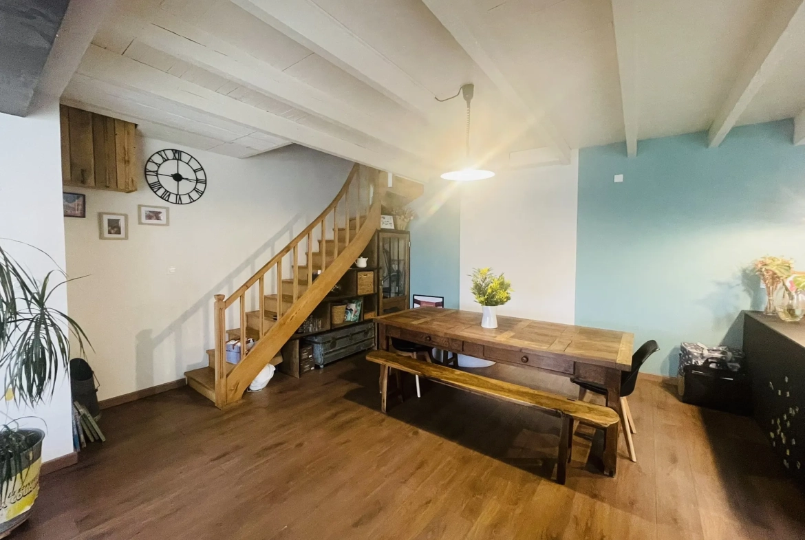 Maison rénovée de 105 m² avec piscine à Neuville de Poitou 