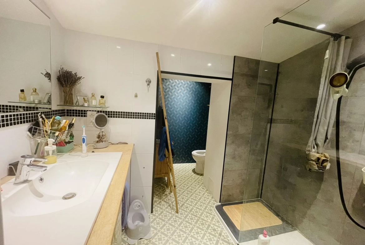 Maison rénovée de 105 m² avec piscine à Neuville de Poitou 
