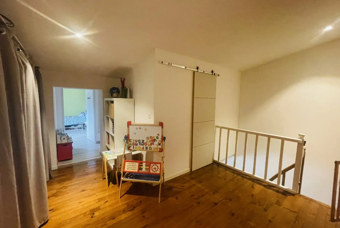 Maison rénovée de 105 m² avec piscine à Neuville de Poitou 
