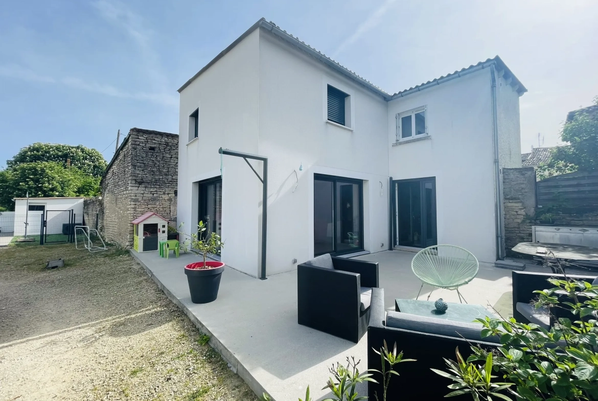 Maison rénovée de 105 m² avec piscine à Neuville de Poitou 