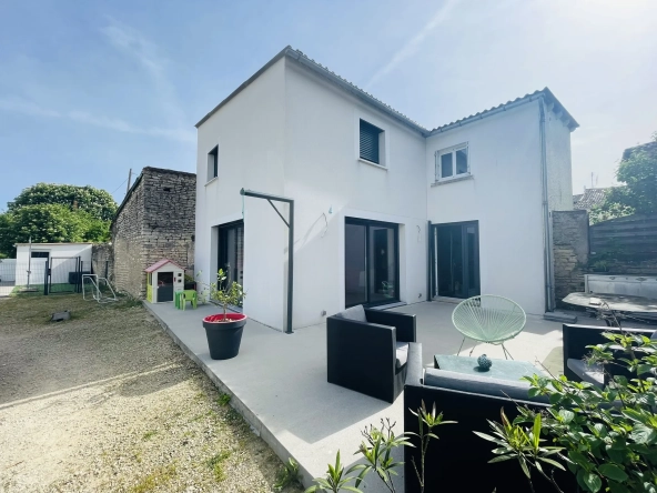 Maison rénovée de 105 m² avec piscine à Neuville de Poitou