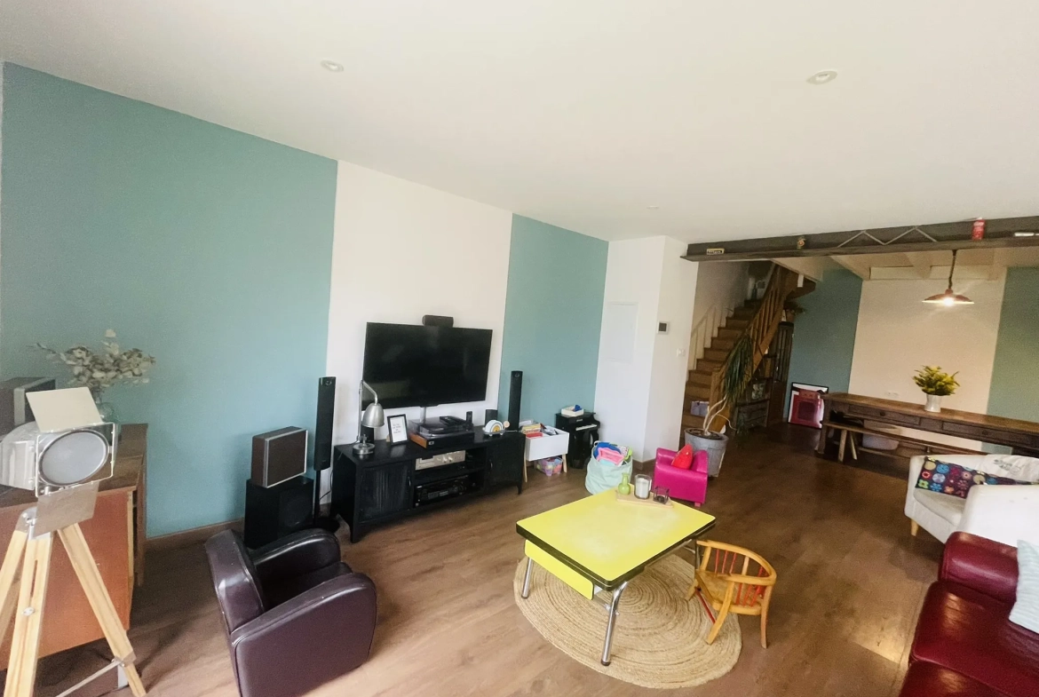 Maison rénovée de 105 m² avec piscine à Neuville de Poitou 
