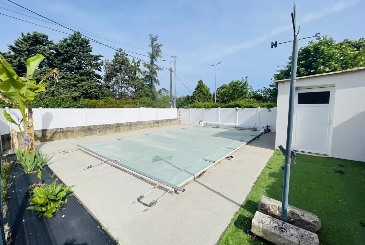 Maison rénovée de 105 m² avec piscine à Neuville de Poitou 
